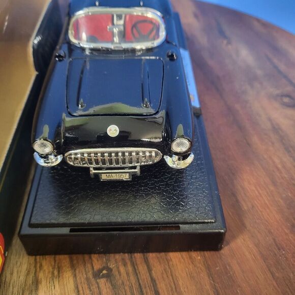 Sunnyside Superior 1957 Chevrolet Black / Red Corvette Model Car 1:24 DieCast - Picture 13 of 16